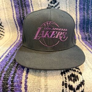 UltraGAME Los Angeles LAKERS NBA Baseball SnapBack HAT CAP Textured Logo 🟡🟣